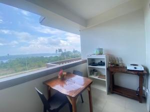 une salle à manger avec une table et une grande fenêtre dans l'établissement Samal Island Kembali Condo Resort, 