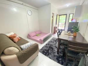 - un salon avec un canapé et une table dans l'établissement Samal Island Kembali Condo Resort, 
