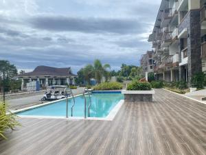 - une piscine au milieu d'un bâtiment dans l'établissement Samal Island Kembali Condo Resort, 