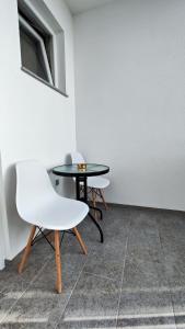 stół i 2 krzesła w pokoju w obiekcie Apartmani Toki Balkana w mieście Mrkonjić Grad