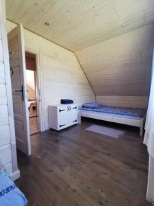 - une chambre avec un lit et une table dans l'établissement TOŁHAJÓWKA, à Strzebowiska