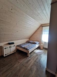 StrzebowiskaにあるTOŁHAJÓWKAのベッドルーム1室(ベッド1台、テーブル付)