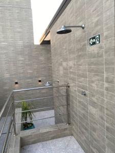 uma casa de banho com um chuveiro com uma escada e um chuveiro em Arpoar Suítes - Suíte 433 em João Pessoa