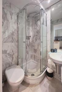 A bathroom at Stay U-nique Apartments Urquinaona II