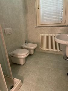 een badkamer met een toilet en een wastafel bij Franca’s dream - Bellagio in Bellagio