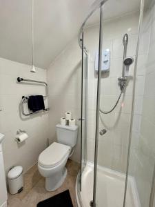 カーディフにある8 Person, 4 Bedroom Light, Warm & Modern Apartmentのバスルーム(トイレ、シャワー付)