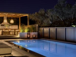 Bazén v ubytování Conte Gesto Villa, with Heated Pool, By ThinkVilla nebo v jeho okolí