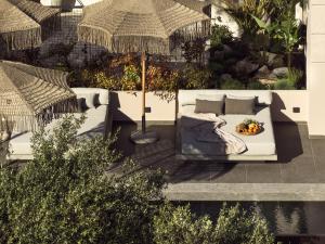 Posezení v ubytování Conte Gesto Villa, with Heated Pool, By ThinkVilla