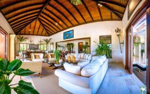 ein Wohnzimmer mit einem weißen Sofa und einem Tisch in der Unterkunft Holiday Villa 27 in La Romana