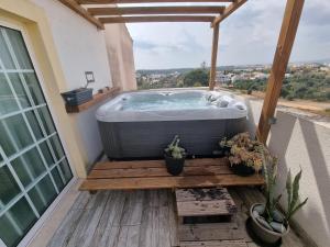 uma banheira de hidromassagem na varanda de uma casa em Apartamento da Praia com jacuzzi em Portimão