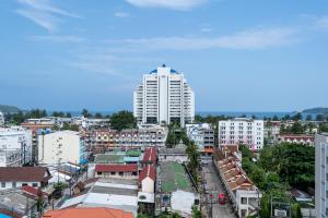 Blick auf eine Stadt mit hohen Gebäuden in der Unterkunft Condopatong in Patong Beach