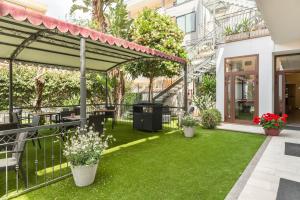 Κήπος έξω από το Hotel Domomea