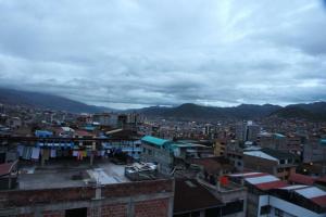 uma vista para uma cidade com edifícios e montanhas em Appartments in Cusco em Cusco
