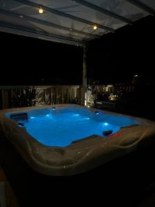 uma banheira de hidromassagem com água azul à noite em Casa Benita em Hvar