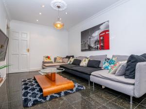 Гостиная зона в Pass the Keys Cheerful 3 bed home in Wembley with free parking