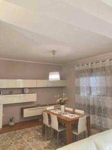 a kitchen with a dining room table and chairs at Appartamento via Roma in Siculiana