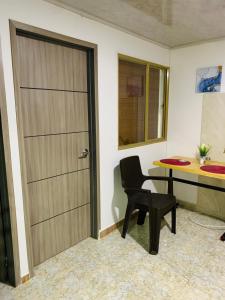 una puerta en una habitación con una mesa y una silla en Bogotá Kings 301, en Bogotá