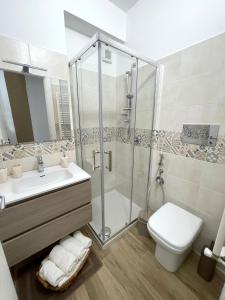 y baño con ducha, lavabo y aseo. en Bon Bon Apartment, en Mazara del Vallo