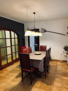 uma sala de jantar com mesa e cadeiras em Casa iaia em Monistrol