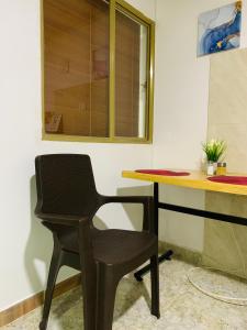 une chaise noire assise à côté d'un bureau dans l'établissement Bogotá Kings 302, à Bogotá