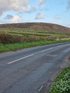 une route vide au milieu d’un champ dans l'établissement Seaview, à Trevilley