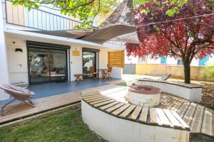 a backyard with a wooden deck and a house at Appart' Cocooning & Double Balneotherapy - Cognac Center in Cognac