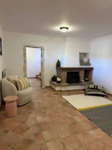 - un salon avec un canapé et une cheminée dans l'établissement Casa Bruno, à Sivota