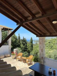 d'une terrasse avec une table et des chaises et une vue. dans l'établissement Casa Bruno, à Sivota