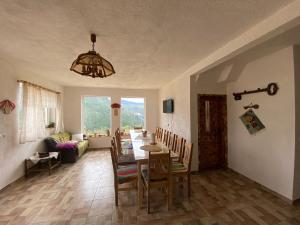 jadalnia i salon ze stołem i krzesłami w obiekcie Casa Teodora w Albacu