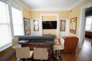 een woonkamer met een bank, een tafel en stoelen bij City Villa Sleeps 10-20 Free TV & Parking in Chicago