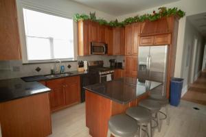 een keuken met houten kasten en een aanrechtblad bij City Villa Sleeps 10-20 Free TV & Parking in Chicago +30 foto's