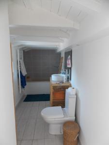 a bathroom with a toilet and a sink at Villa Familiale en Provence avec Piscine in Le Castellet