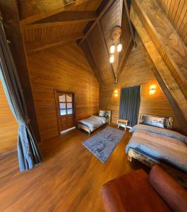 um quarto com 2 camas e um tecto de madeira em Cetgardenbungalow em Sapanca