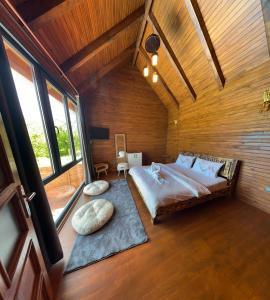 um quarto com uma cama grande num quarto com paredes de madeira em Cetgardenbungalow em Sapanca