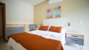 1 dormitorio con 1 cama con 2 toallas en Residencial Las Salinas en Maresias