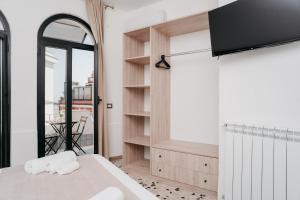 sypialnia z łóżkiem i dużym oknem w obiekcie Il Cortile by Vista Napoli w mieście Napoli