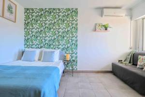 Posteľ alebo postele v izbe v ubytovaní Cozy Holiday Studio Palmeras - WiFi, AC, Pool