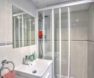 Kúpeľňa v ubytovaní Cozy Holiday Studio Palmeras - WiFi, AC, Pool
