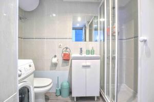 Kúpeľňa v ubytovaní Cozy Holiday Studio Palmeras - WiFi, AC, Pool