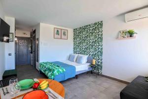 Posteľ alebo postele v izbe v ubytovaní Cozy Holiday Studio Palmeras - WiFi, AC, Pool