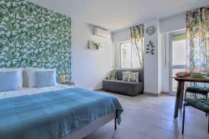 Posteľ alebo postele v izbe v ubytovaní Cozy Holiday Studio Palmeras - WiFi, AC, Pool