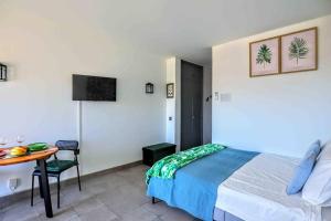 Posteľ alebo postele v izbe v ubytovaní Cozy Holiday Studio Palmeras - WiFi, AC, Pool
