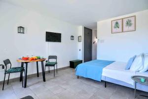 Posteľ alebo postele v izbe v ubytovaní Cozy Holiday Studio Palmeras - WiFi, AC, Pool