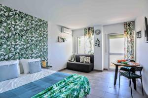 Posteľ alebo postele v izbe v ubytovaní Cozy Holiday Studio Palmeras - WiFi, AC, Pool