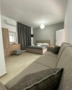 sala de estar con sofá y cama en Villa Loukas en Loutsa