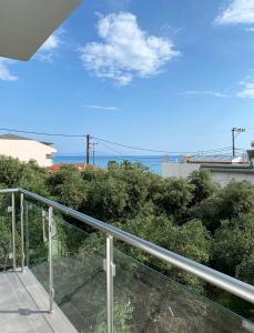 balcón con vistas al océano en Villa Loukas en Loutsa