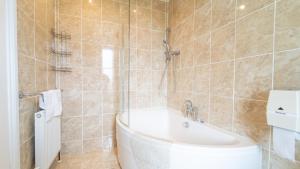 Ένα μπάνιο στο Bourne Hall Country Hotel +37 φωτογραφίες
