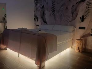 a bedroom with a bed with a painting on the wall at Casa Rita M & R in Lires