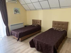 a room with two beds in a room at ФИЕСТА in Hora