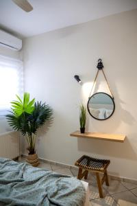 Postel nebo postele na pokoji v ubytování Aegean Crown